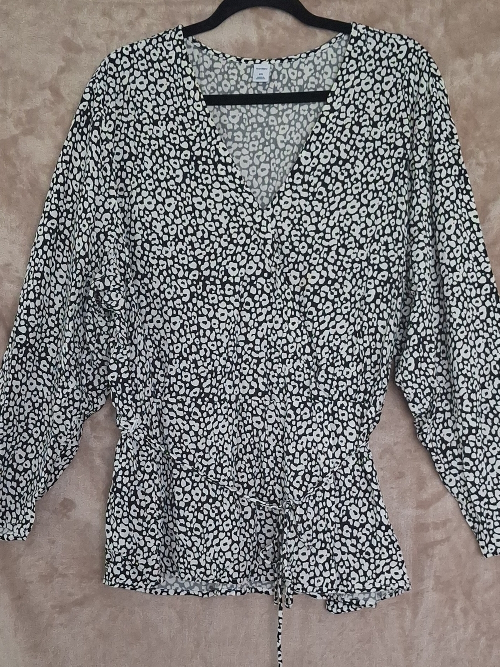 Old Navy Black and White V-Neck Tie-Waist Blouse